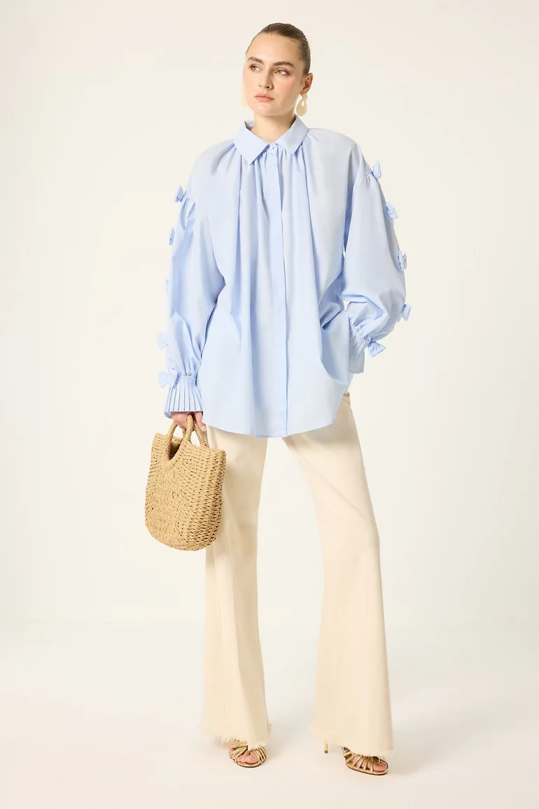 SHIRT WITH A BOW DETAIL