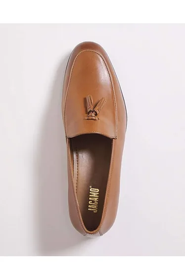 حذاء فلات جاكامو باللون البني فاتح