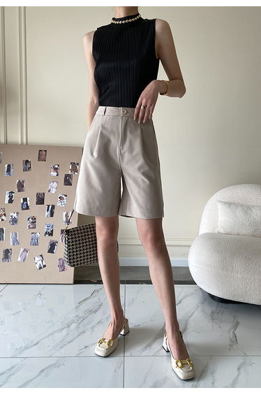 Plisse Mock Neck Sleeveless Top in Black