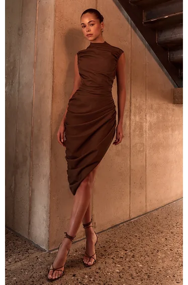 فستان ميداكسي مزموم لون بني 