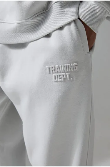 بنطلون رياضي رجالي بتصميم واسع بنقشة شعار - رمادي 