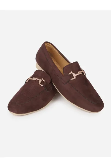 حذاء فلات باللون البني