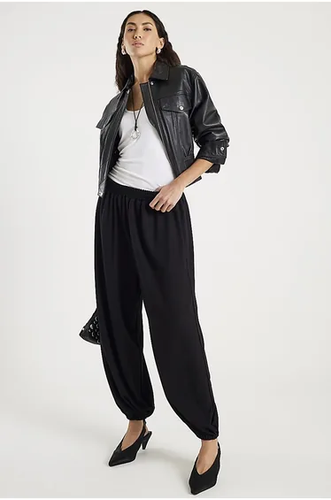 بنطلون أسود قصة واسعة