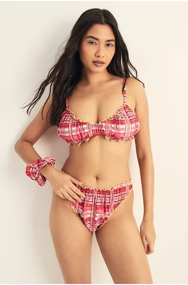 بكيني ناستي غال باللون الأحمر