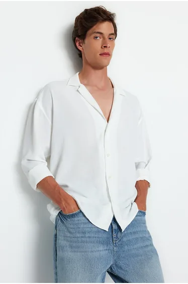 قميص بتصميم واسع