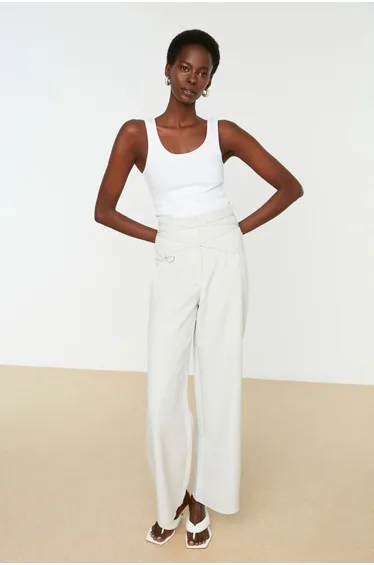 بلوزة لون أبيض