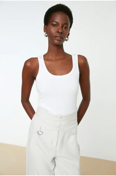 بلوزة لون أبيض