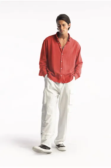قميص أحمر بأكمام طويلة