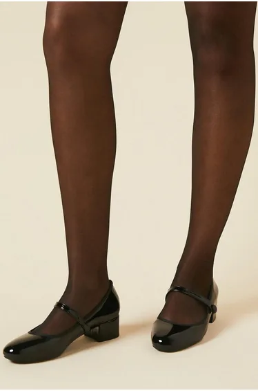 حذاء لميع بمقدمة دائرية بكعب قصير