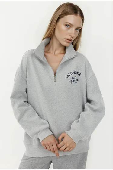 سويتشيرت بياقة بسحاب بطبعة