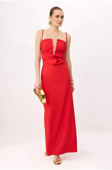 فستان أحمر ماكسي بقصة مستقيمة