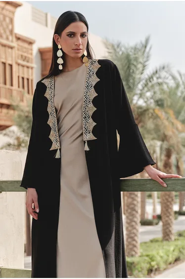 Black Embroidery Detailed Woven Cap & Abaya