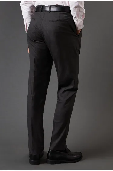 بنطلون بقصة ضيقة 