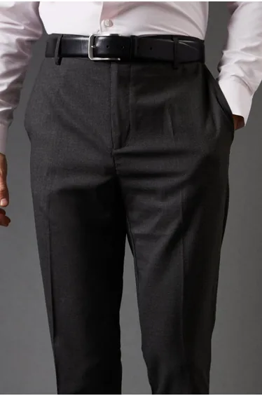 بنطلون بقصة ضيقة 