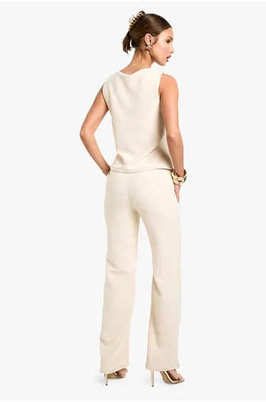 بنطلون بأرجل عريضة 