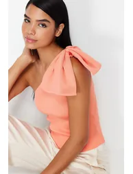 بلوزة بكم واحد بفيونكة لون برتقالي 