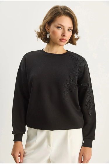 LUCCI Embroidered Crew Neck Long Sleeve Sweatshirt