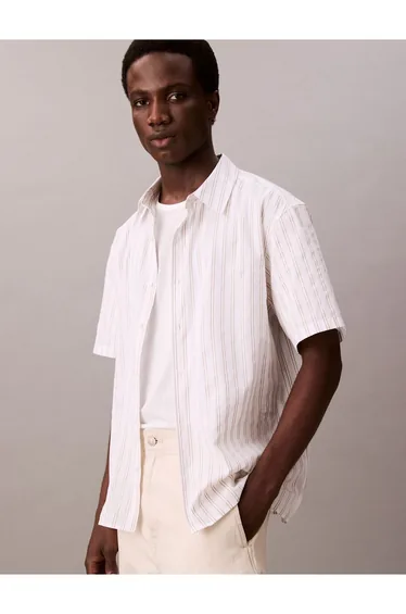 قميص كالفن كلاين أبيض بأكمام متوسطة الطول