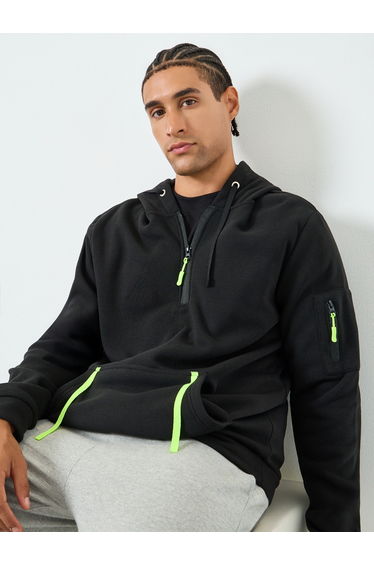 Men Solid Half-Zip Kangaroo Pocket Detail Hoodie