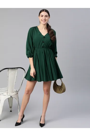 فستان قصير بياقة V بحافة واسعة لون أخضر