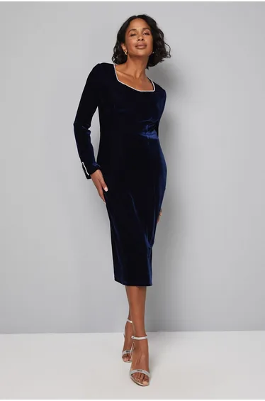 فستان ميدي مخمل بياقة سويتهارت مزين بأحجار