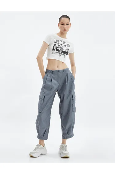 بنطلون كارغو بطيات بجيوب لون رمادي 