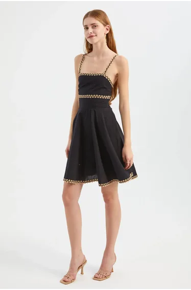 فستان قصير بتصميم بشكل A بحمالات رفيعة بياقة مربعة