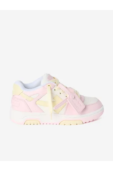 حذاء رياضي باللون الزهري