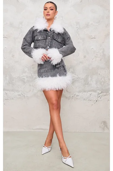 تنورة قصيرة دينيم بحواف فرو صناعي لون رمادي