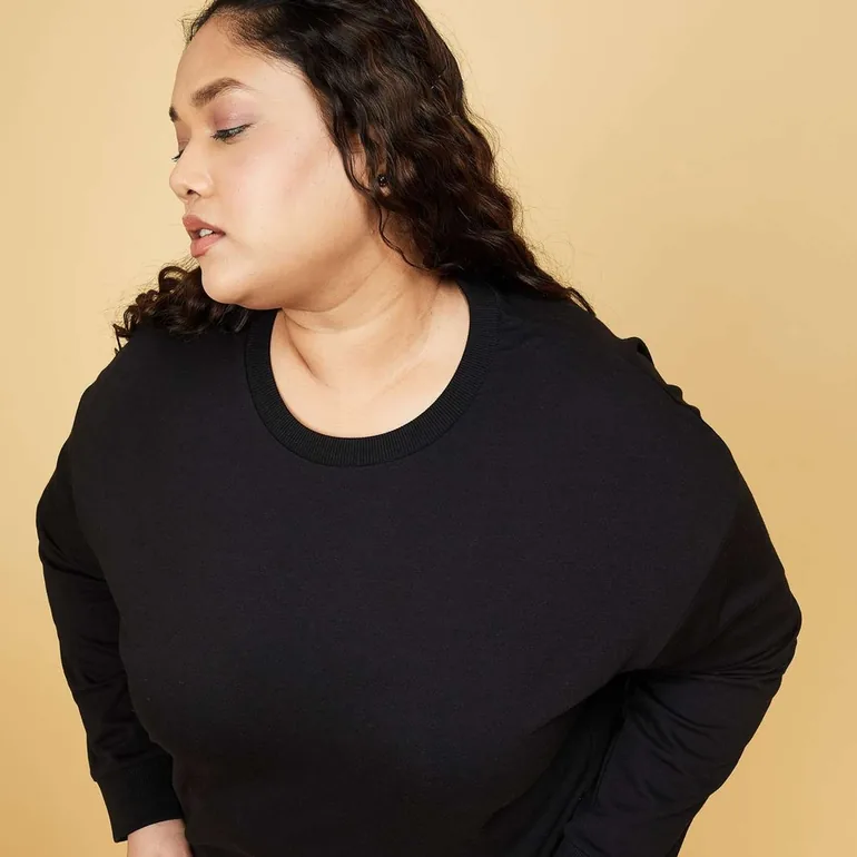 سويتشيرت أسود بأكمام طويلة - 1