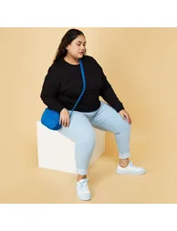 سويتشيرت أسود بأكمام طويلة - 2
