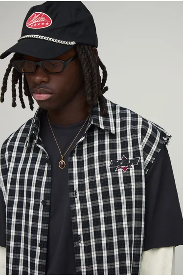 قميص كاروهات بتصميم واسع عريض مزين بزخرفة بلا أكمام - أسود