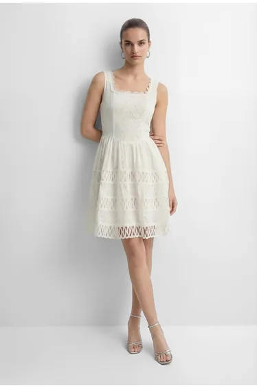 فستان سانفير أبيض قصير على شكل حرف A مطرز