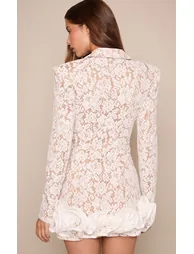 فستان بريتي ليتل ثينق بليزر أبيض قصير بقصة مستقيمة بأكمام طويلة - 1