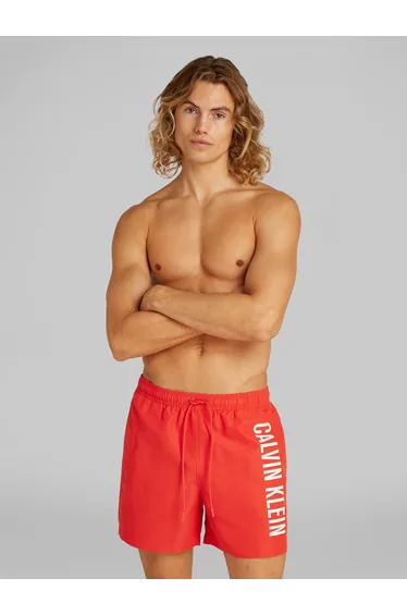 شورت كالفن كلاين بقصة عريضة