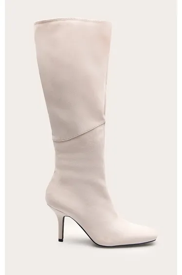 بوت بريتي ليتل ثينق باللون البيج