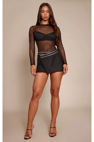 تنورة قصيرة سوداء بقصة مستقيمة مزينة بالخرز