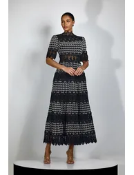 فستان بأكمام قصيرة بدانتيل مطرز - 2