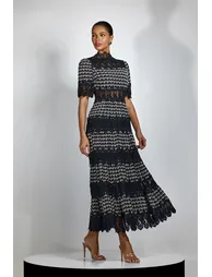 فستان بأكمام قصيرة بدانتيل مطرز - 3