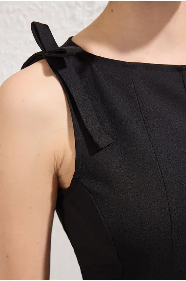 بلوزة  ترينديول أسود بلا أكمام