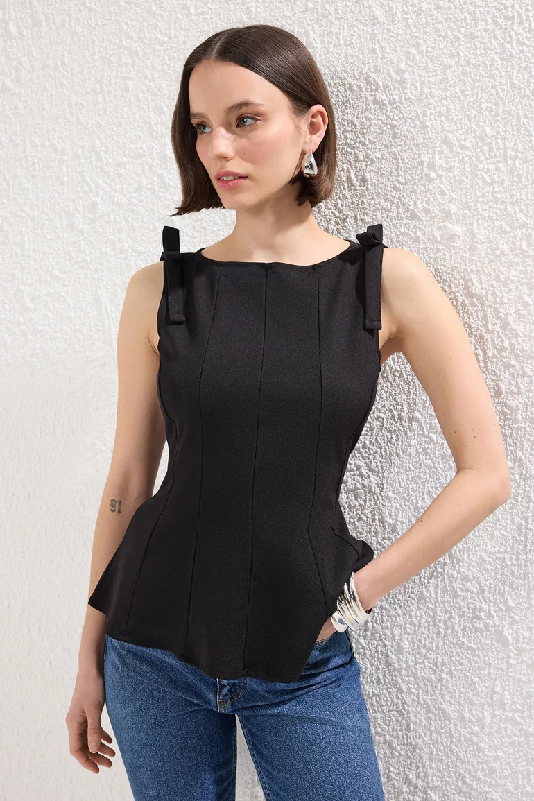 بلوزة  ترينديول أسود بلا أكمام