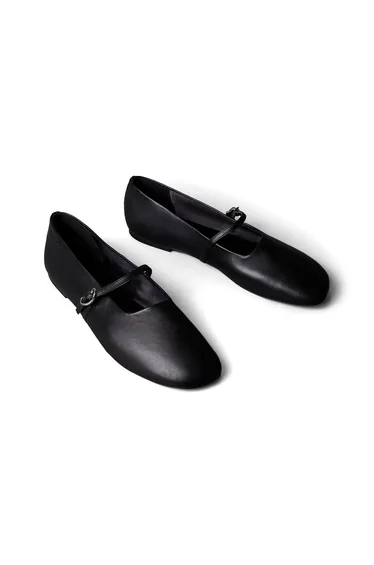 حذاء فلات كالفن كلاين باللون الأسود