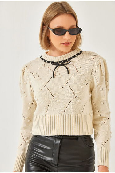 LUCCI Textured Embroidered Crew Neck Fitted Crop Sweater