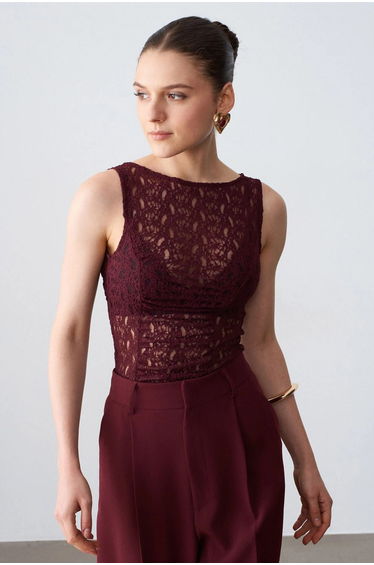 Dilvin Fitted Lace Sleeveless Blouse