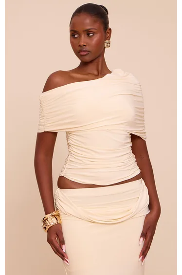 بلوزة بطبقة مزدوجة مزمومة بأكتاف مكشوفة لون كريمي