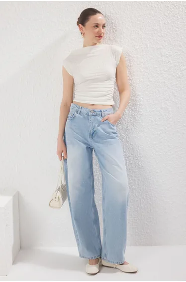 بلوزة محبوكة مزمومة بلا أكمام لون كريمي