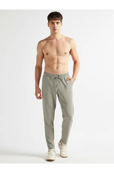 بنطلون رمادي بقصة مستقيمة