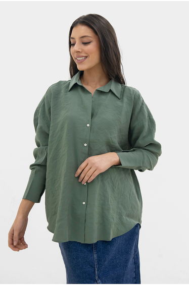 Loose green shirt with long sleeve