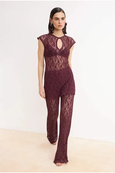 بنطلون بنفسجي بقصة واسعة