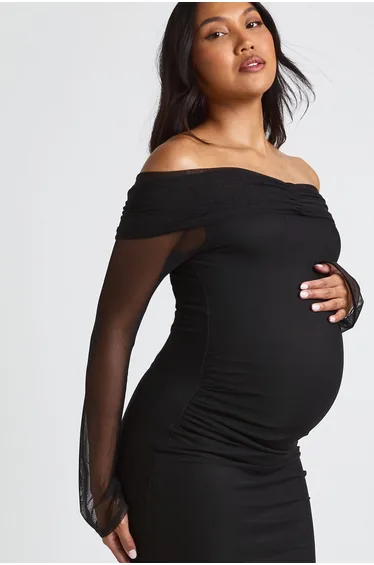فستان ماكسي مزموم بأكمام ميش بأكتاف مكشوفة لون أسود - للحوامل
